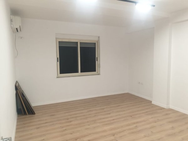 Tirane, jepet me qera ambjent biznesi , 76 m² 900 € (Bllok, Rruga Brigada VIII)