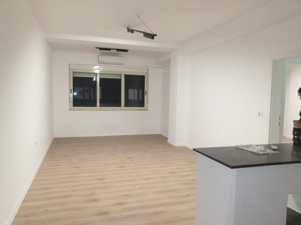 Tirane, jepet me qera ambjent biznesi , 76 m² 900 € (Bllok, Rruga Brigada VIII)