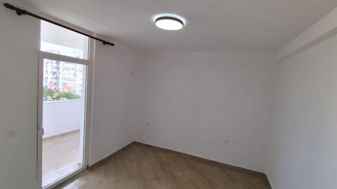 Tirane, jepet me qera apartament 2+1+Ballkon Kati 4, 96 m² 450 € (Yzberisht, Rruga Zagoria .)