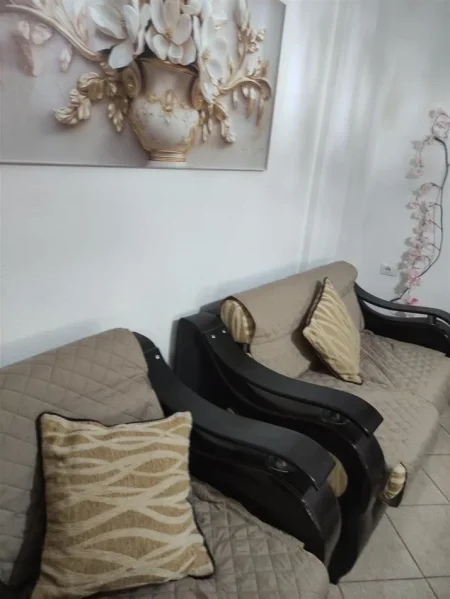 Tirane, jepet me qera apartament 2+1 Kati 3, 95 m² 650 € (stacioni trenit)