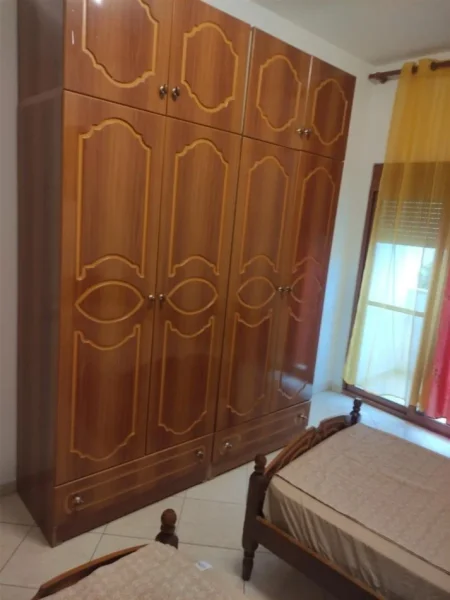 Tirane, jepet me qera apartament 2+1 Kati 3, 95 m² 650 € (stacioni trenit)