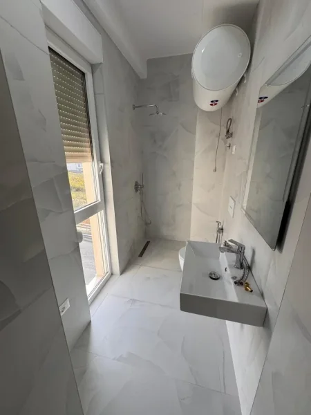 Tirane, jepet me qera Vile 3+1 ne Sauk, 1.500 €