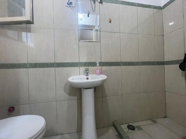 Tirane, jepet me qera apartament 1+1 Kati 2, 58 m² 450 € (Rr. 5 Maj)