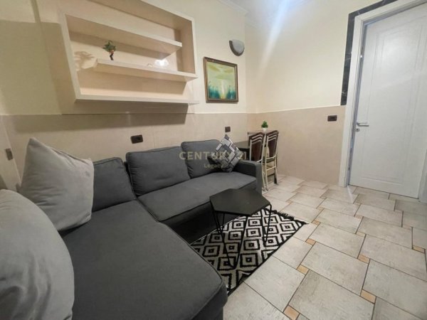 Tirane, jepet me qera apartament 1+1 Kati 2, 58 m² 450 € (Rr. 5 Maj)