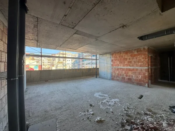 Tirane, shitet apartament duplex 4+1 Kati 4, 229 m² 570.000 € (Komuna e Parisit)