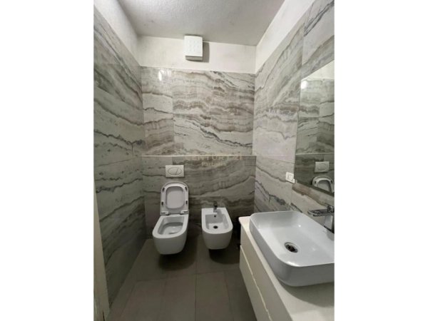 Tirane, jepet me qera apartament 2+1 Kati 2, 120 m² 1.100 € (Kompleksi Deliorgji)