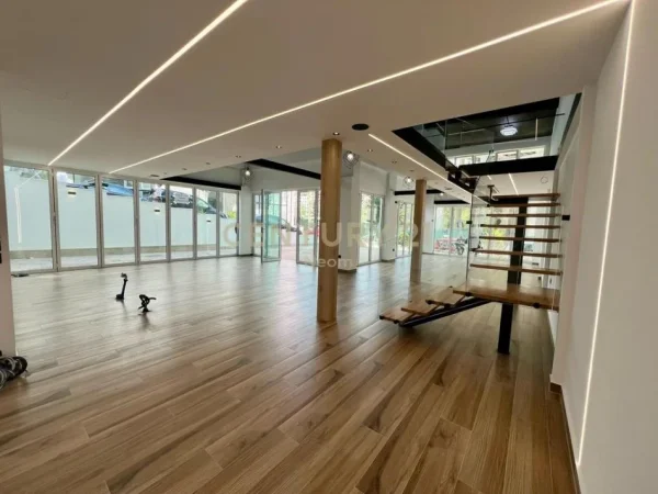 Tirane, jepet me qera lokal Kati 0, 190 m² 1.200 € 