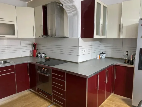 Tirane, jepet me qera apartament 2+1 Kati 4, 92 m² 600 € (jordan misja)