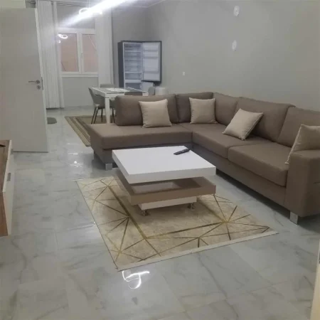 Tirane, jepet me qera apartament 2+1 Kati 1, 150 m² 800 € (vilat amerikane)