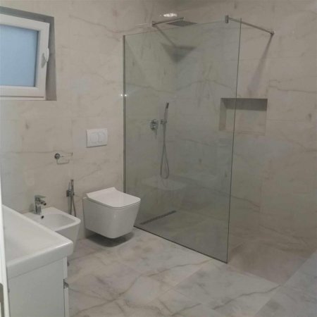 Tirane, jepet me qera apartament 2+1 Kati 1, 150 m² 800 € (vilat amerikane)