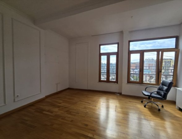 Tirane, jepet me qera zyre , 215 m² 2.900 € (Bllok)