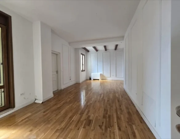 Tirane, jepet me qera zyre , 215 m² 2.900 € (Bllok)