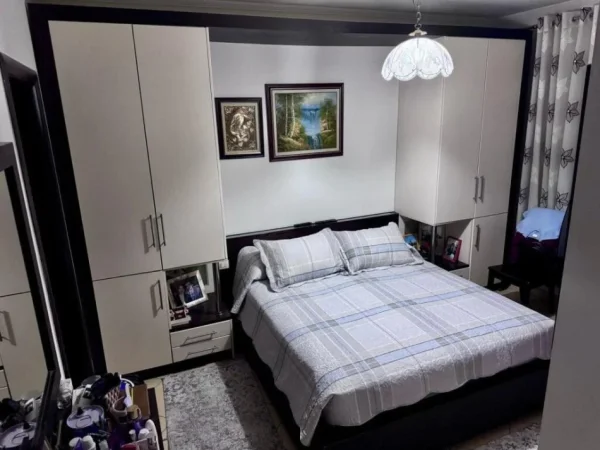 Tirane, jepet me qera apartament 2+1+Ballkon Kati 3, 90 m² 500 € (BAR OSLO ASTIR)