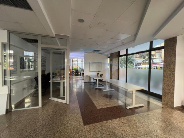 Tirane, jepet me qera zyre Kati 0, 225 m² 4.250 € (Blloku)