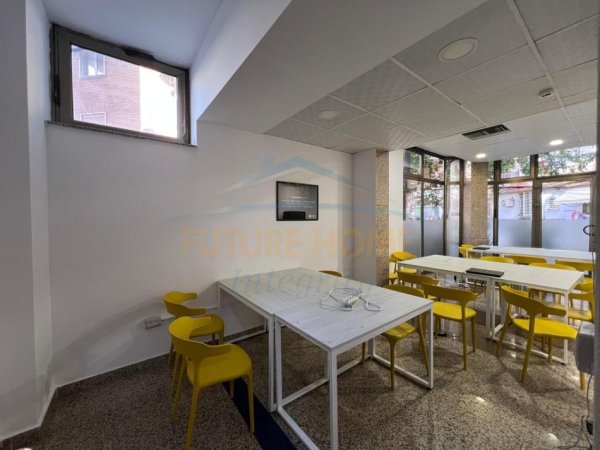 Tirane, jepet me qera zyre Kati 0, 225 m² 4.250 € (Blloku)