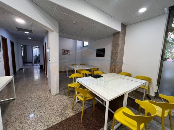 Tirane, jepet me qera zyre Kati 0, 225 m² 4.250 € (Blloku)