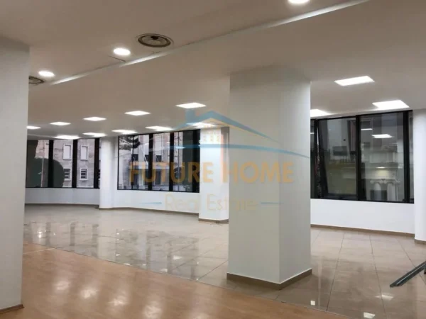 Tirane, jepet me qera ambjent biznesi Kati 1, 780 m² 24.000 € (Blloku)