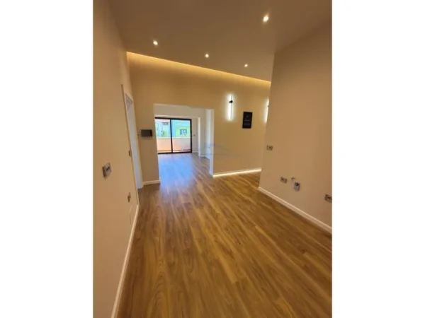 Tirane, jepet me qera Vile 4+1+Ballkon Kati 3, 170 m² 1.800 € (Vilat Gjermane)