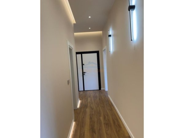 Tirane, jepet me qera Vile 4+1+Ballkon Kati 3, 170 m² 1.800 € (Vilat Gjermane)