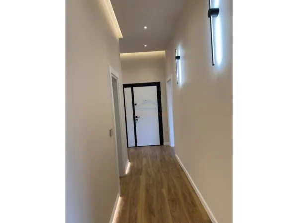 Tirane, jepet me qera Vile 4+1+Ballkon Kati 3, 170 m² 1.800 € (Vilat Gjermane)