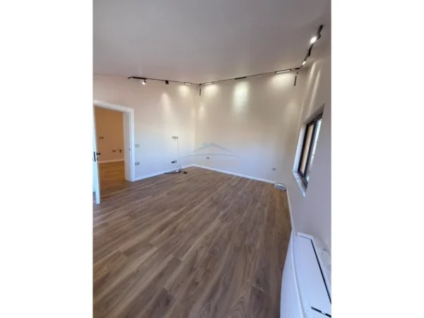 Tirane, jepet me qera Vile 4+1+Ballkon Kati 3, 170 m² 1.800 € (Vilat Gjermane)