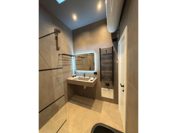 Tirane, jepet me qera Vile 4+1+Ballkon Kati 3, 170 m² 1.800 € (Vilat Gjermane)