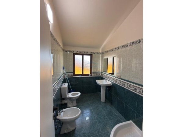 Tirane, jepet me qera Vile 4+1+Ballkon Kati 3, 170 m² 1.800 € (Vilat Gjermane)