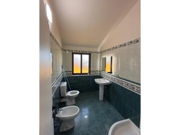 Tirane, jepet me qera Vile 4+1+Ballkon Kati 3, 170 m² 1.800 € (Vilat Gjermane)