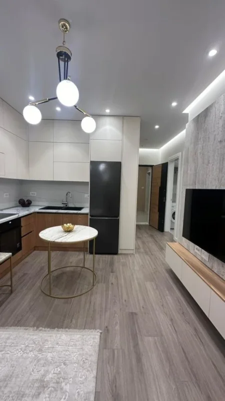 Tirane, jepet me qera apartament 1+1+Ballkon Kati 8, 50 m² 620 € (Stacioni i Trenit)