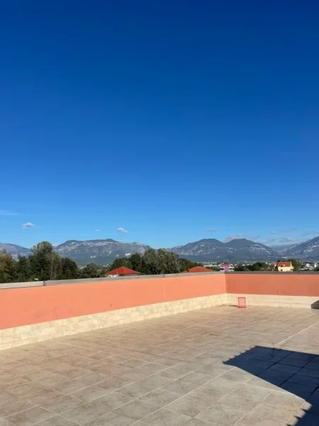 Tirane, jepet me qera ambjent biznesi , 884 m² 3.000 € (3 minuta larg Aeroportit ( Rinas))