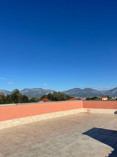 Tirane, jepet me qera ambjent biznesi , 884 m² 3.000 € (3 minuta larg Aeroportit ( Rinas))