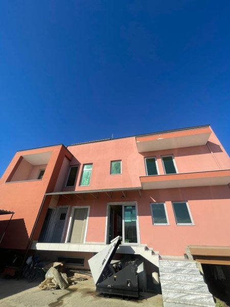 Tirane, jepet me qera ambjent biznesi , 884 m² 3.000 € (3 minuta larg Aeroportit ( Rinas))