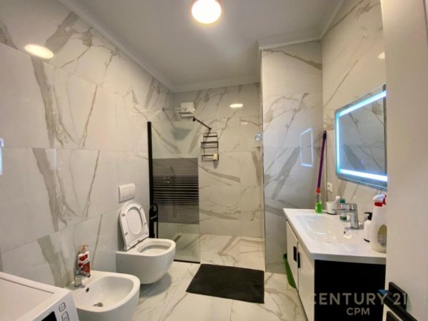 Tirane, jepet me qera apartament 2+1 Kati 9, 90 m² 900 € (Komuna Parisit)