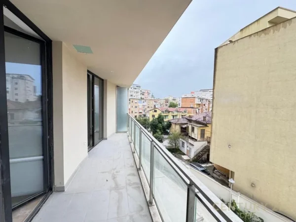 Tirane, shitet apartament 1+1 Kati 1, 70 m² 167.000 € (Golden Tower)