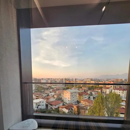 Tirane, jepet me qera apartament 1+1+Ballkon Kati 10, 30 m² 93.000 € (21Dhjetori)