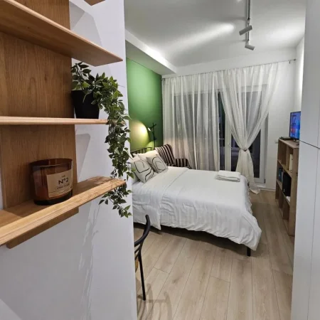 Tirane, jepet me qera apartament 1+1+Ballkon Kati 10, 30 m² 93.000 € (21Dhjetori)