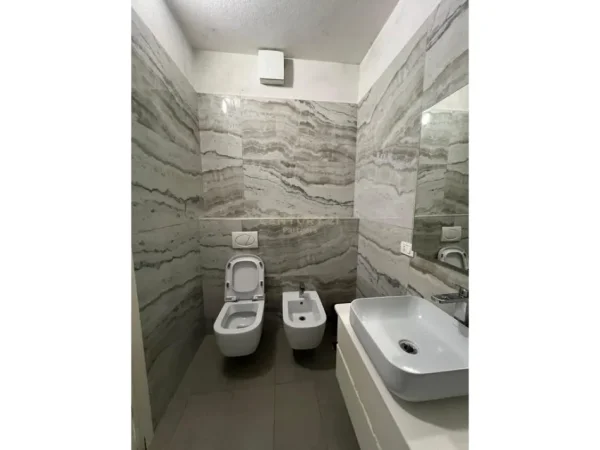 Tirane, jepet me qera apartament 2+1 Kati 2, 120 m² 1.100 € (Delijorgj)