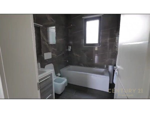 Tirane, jepet me qera Vile 3 Katshe Kati 3, 2.210 m² 10.000 € (Liqeni Paskuqanit)