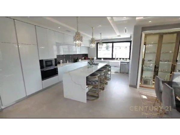 Tirane, jepet me qera Vile 3 Katshe Kati 3, 2.210 m² 10.000 € (Liqeni Paskuqanit)