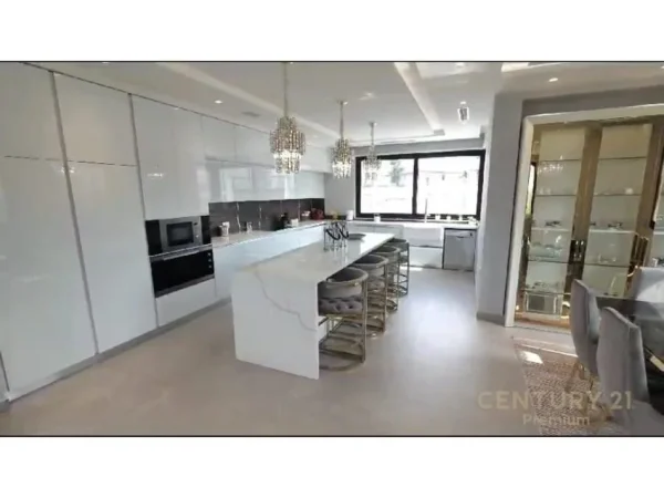 Tirane, jepet me qera Vile 3 Katshe Kati 3, 2.210 m² 10.000 € (Liqeni Paskuqanit)