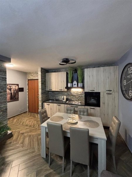 Tirane, jepet me qera apartament 2+1+Ballkon , 80 m² 700 € (Kompleksi Magnet, 21 Dhjetori)