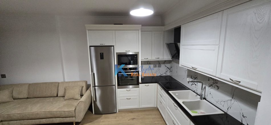 Tirane, jap me qera apartament 1+1+Ballkon Kati 3, 65 m² (Komuna e Parisit, te Lulishtja)
