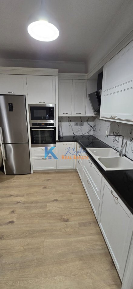 Tirane, jap me qera apartament 1+1+Ballkon Kati 3, 65 m² (Komuna e Parisit, te Lulishtja)