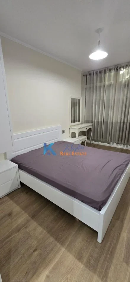 Tirane, jap me qera apartament 1+1+Ballkon Kati 3, 65 m² (Komuna e Parisit, te Lulishtja)