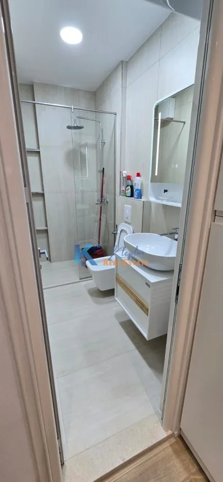 Tirane, jap me qera apartament 1+1+Ballkon Kati 3, 65 m² (Komuna e Parisit, te Lulishtja)