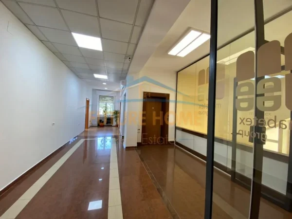 Tirane, jepet me qera godine biznesi , 1.358 m² 28.000 € (Bllok)