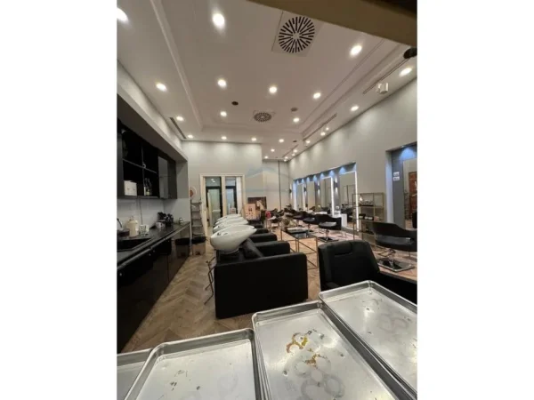 Tirane, jepet me qera ambjent biznesi Kati 0, 87 m² 3.000 € (RRUGA E KOSOVAREVE)