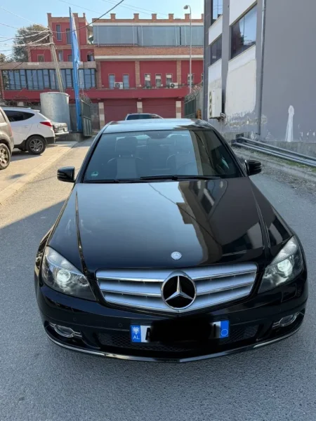 Tirane, shitet makine c204 Nafte, e zeze automatik Klima 230.000 km 6.900 €
