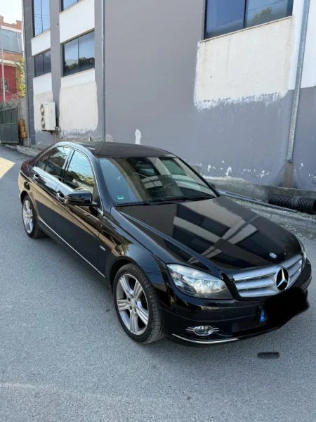 Tirane, shitet makine c204 Nafte, e zeze automatik Klima 230.000 km 6.900 €