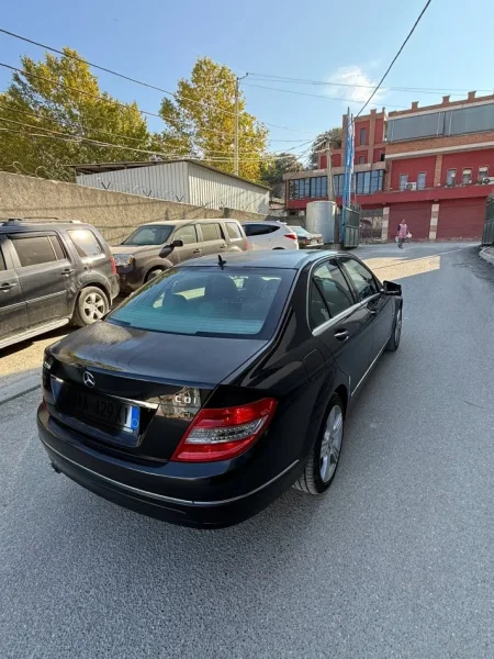 Tirane, shitet makine c204 Nafte, e zeze automatik Klima 230.000 km 6.900 €